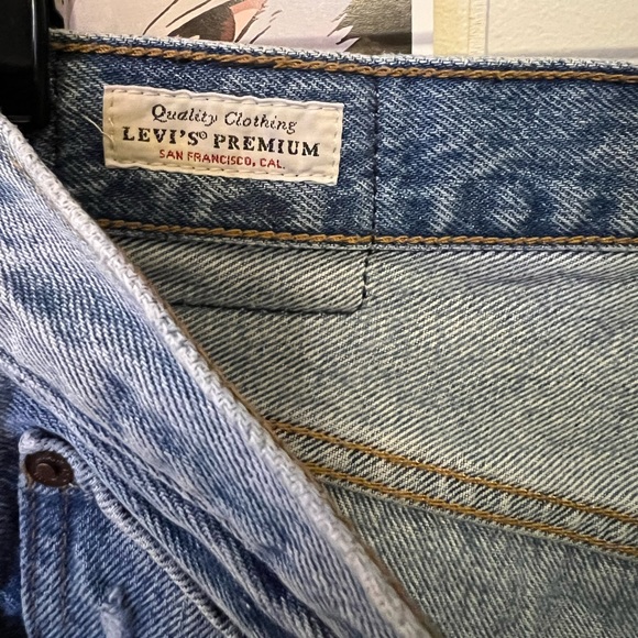 Medium wash 501 Levi’s Jeans 27x28 - Picture 2 of 5